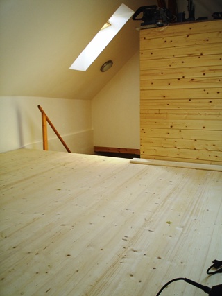 Podlaha a dřevěná stěna